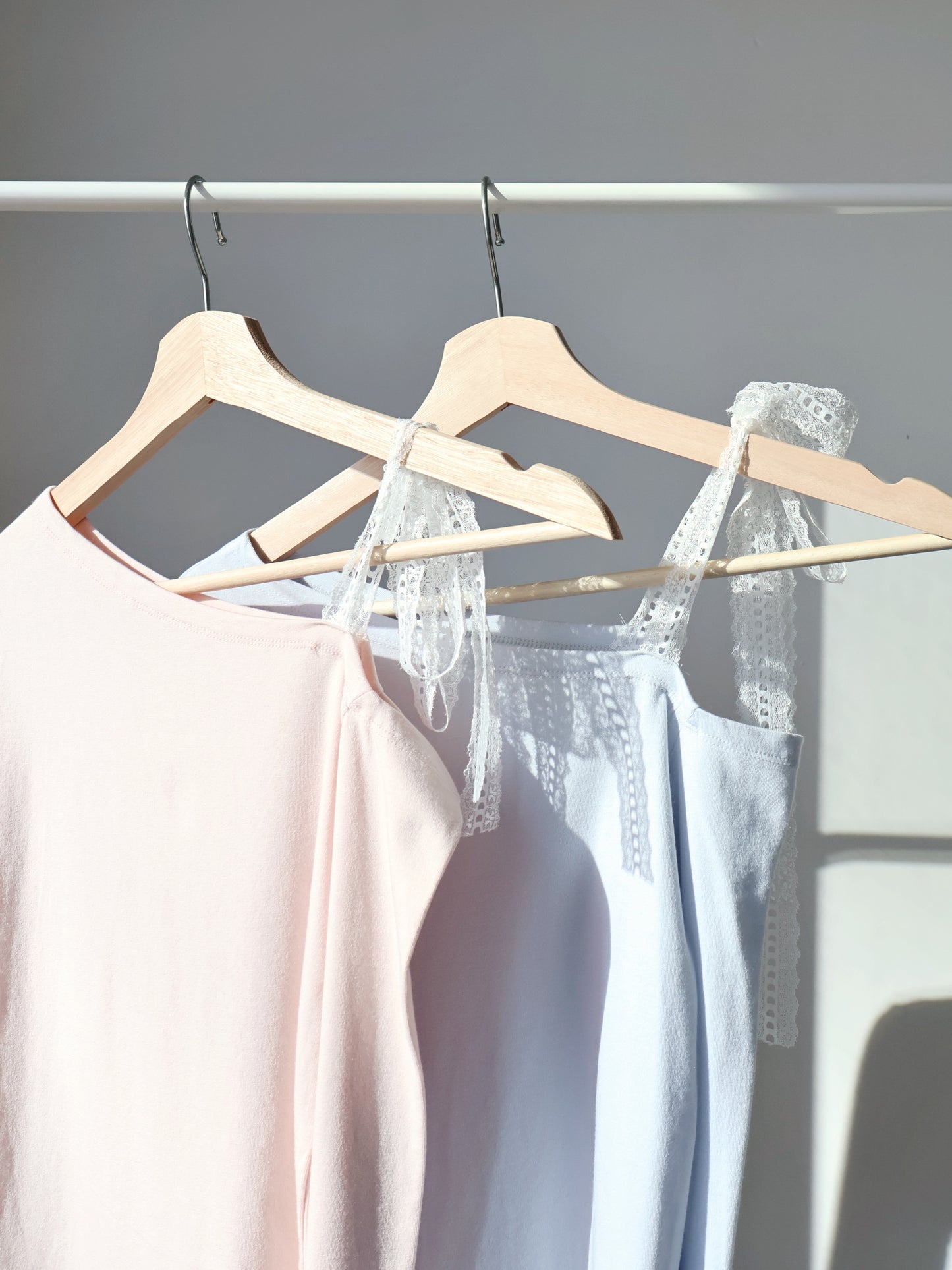 Dreamy Lace Cooling Modal One-Shoulder Top(Baby pink)