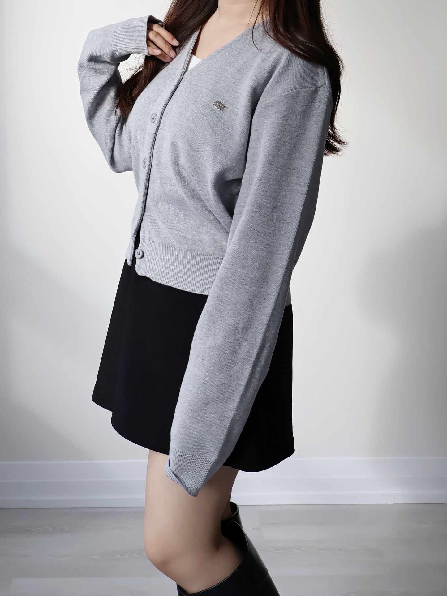 V-neck Silver Plaque Mochi Cardigan(Grey)