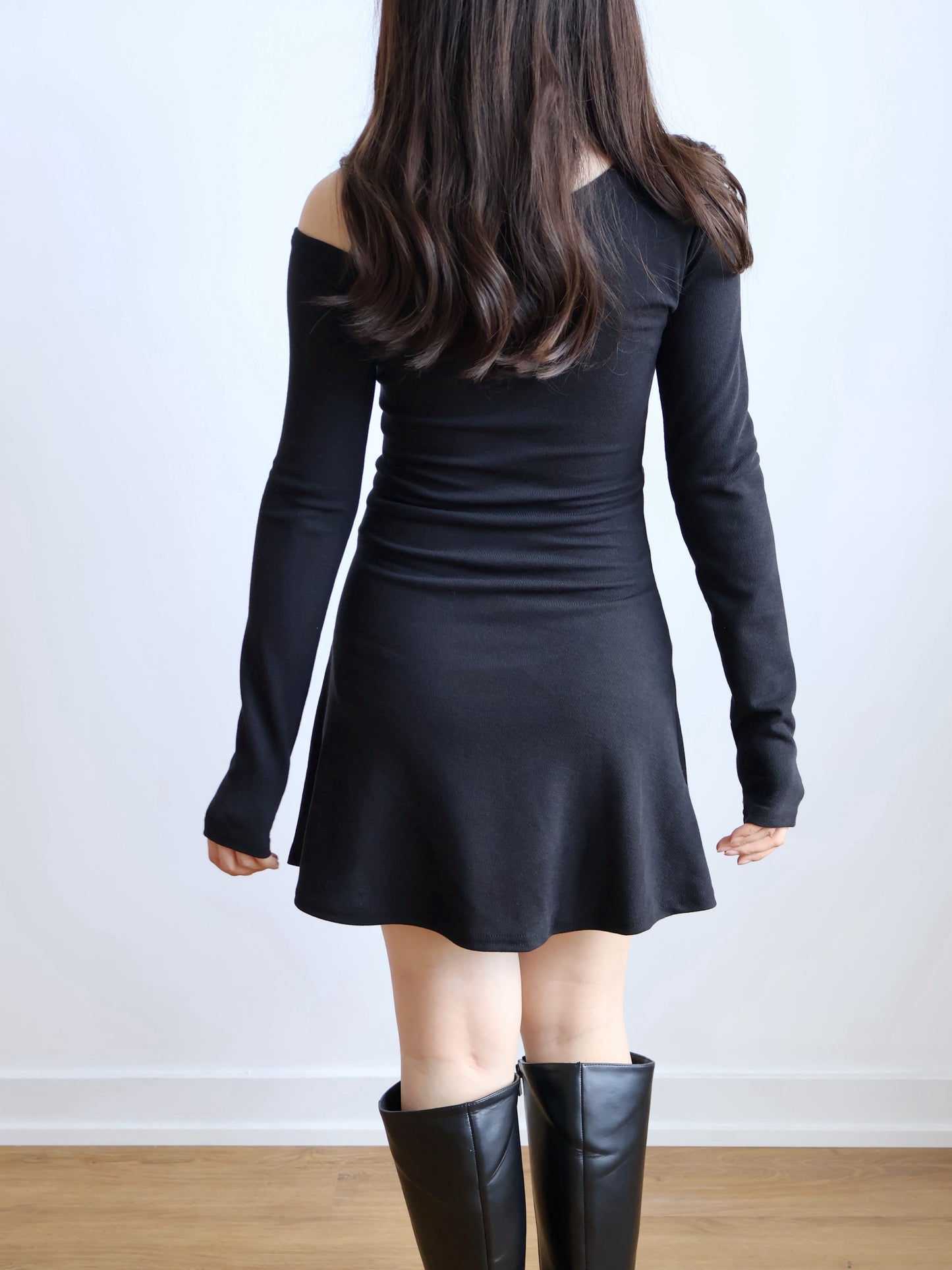 Minimalist Asymmetrical Neck Mini Dress(Black)