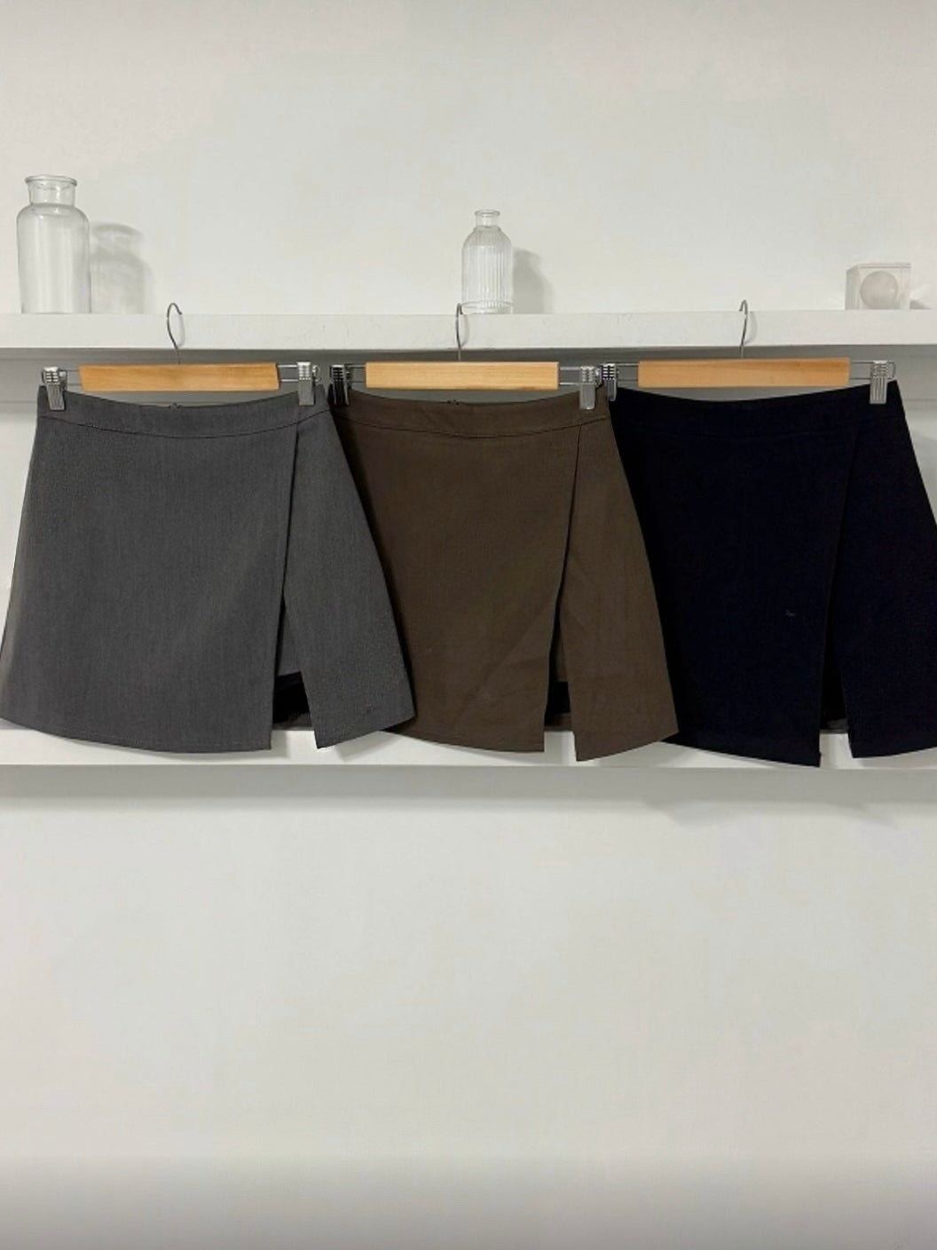 Sleek High Waist Zip Up Split Mini Skirts(Black)