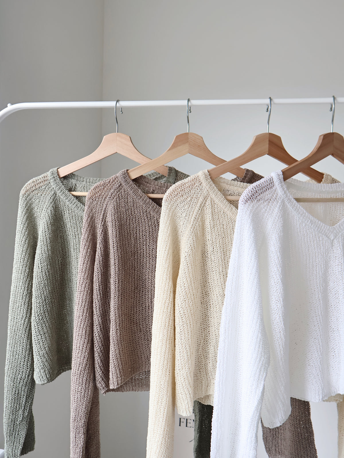 Earth Tone V-Neck Relaxed Knit Top(Cream)