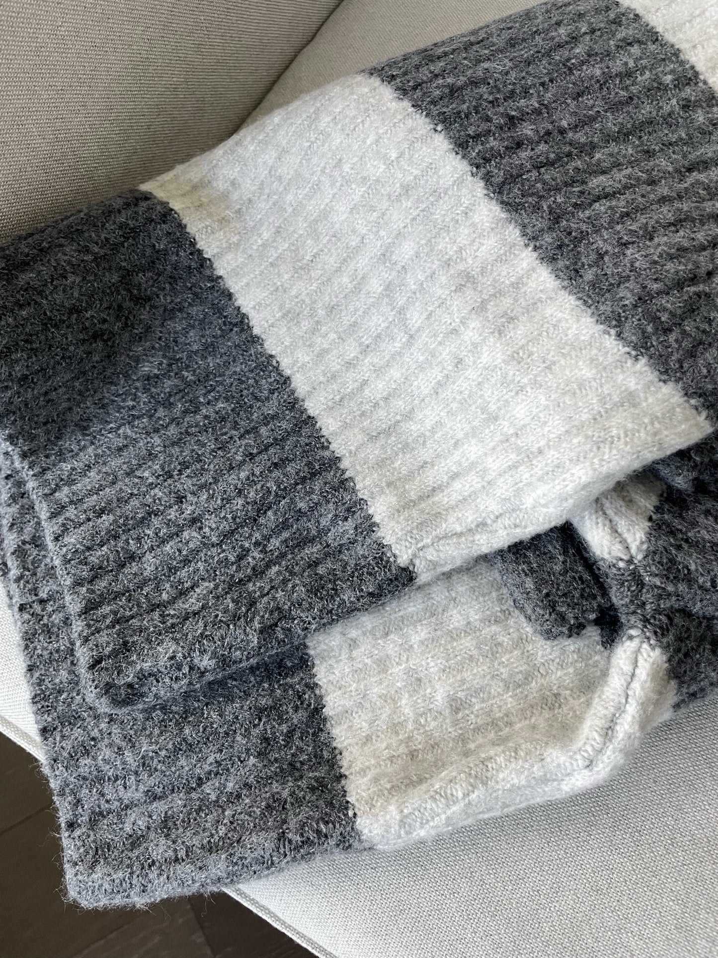 Retro-style Collared Color-blocked Cardigan