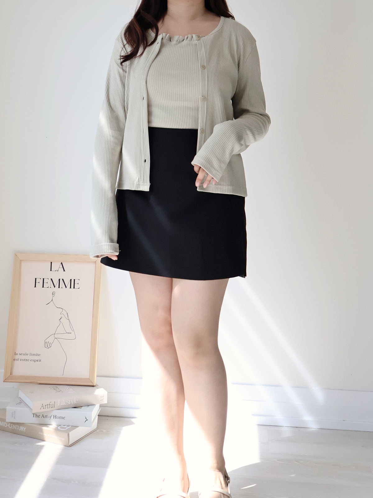 Sleek Muted Tone Side-Slit Tailored Skirt(Black)