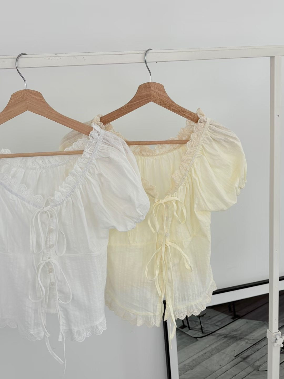 2-way Elegant Lace Punching Cotton Blouse(2 Colors)