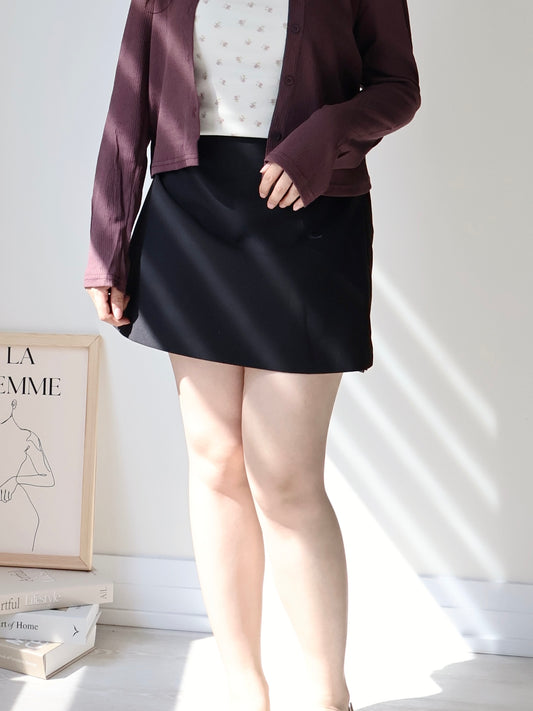 Sleek Muted Tone Side-Slit Tailored Skirt(Black)