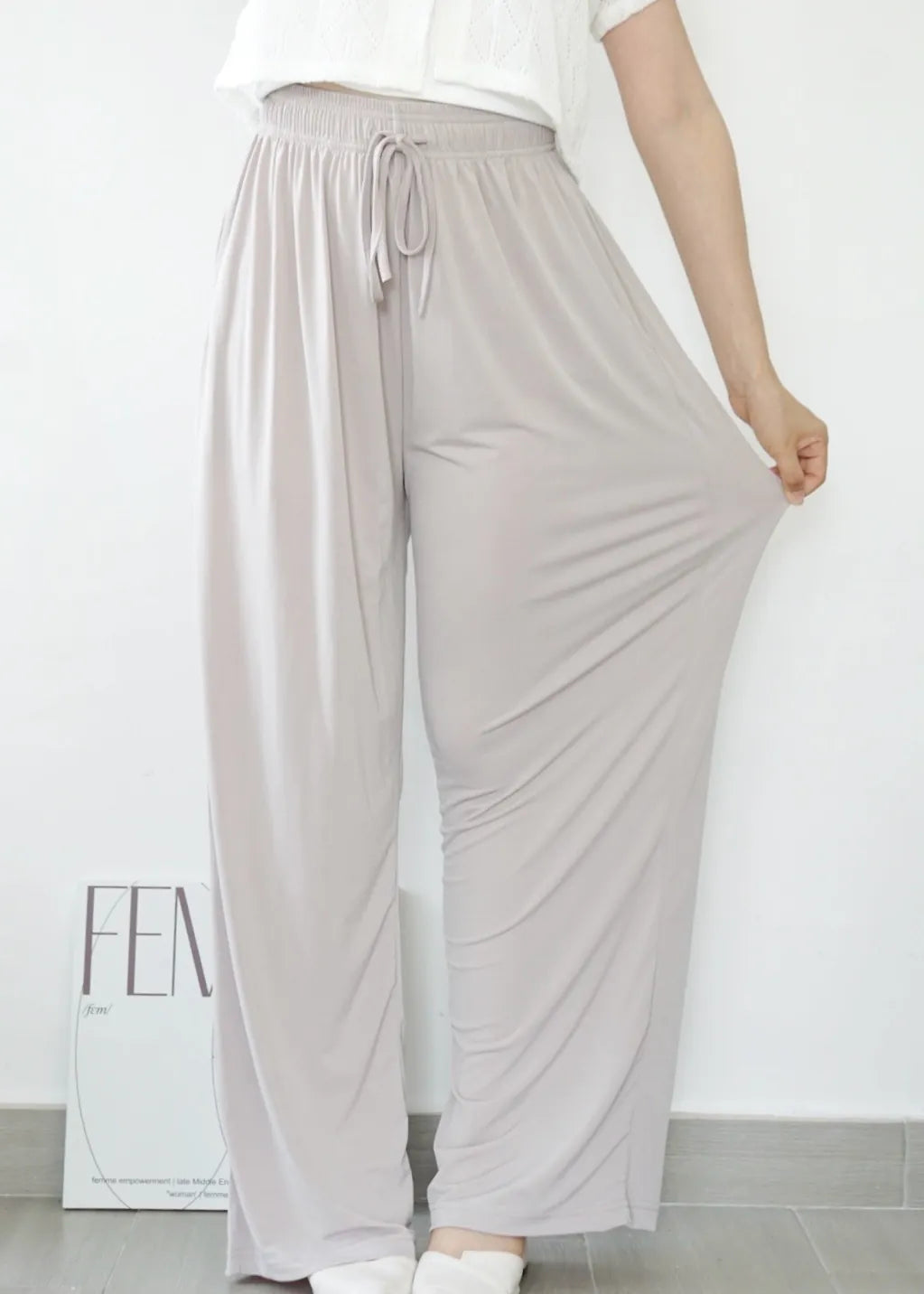 Airy Matte Breathable Wide-Leg Pants with Pockets(Beige)
