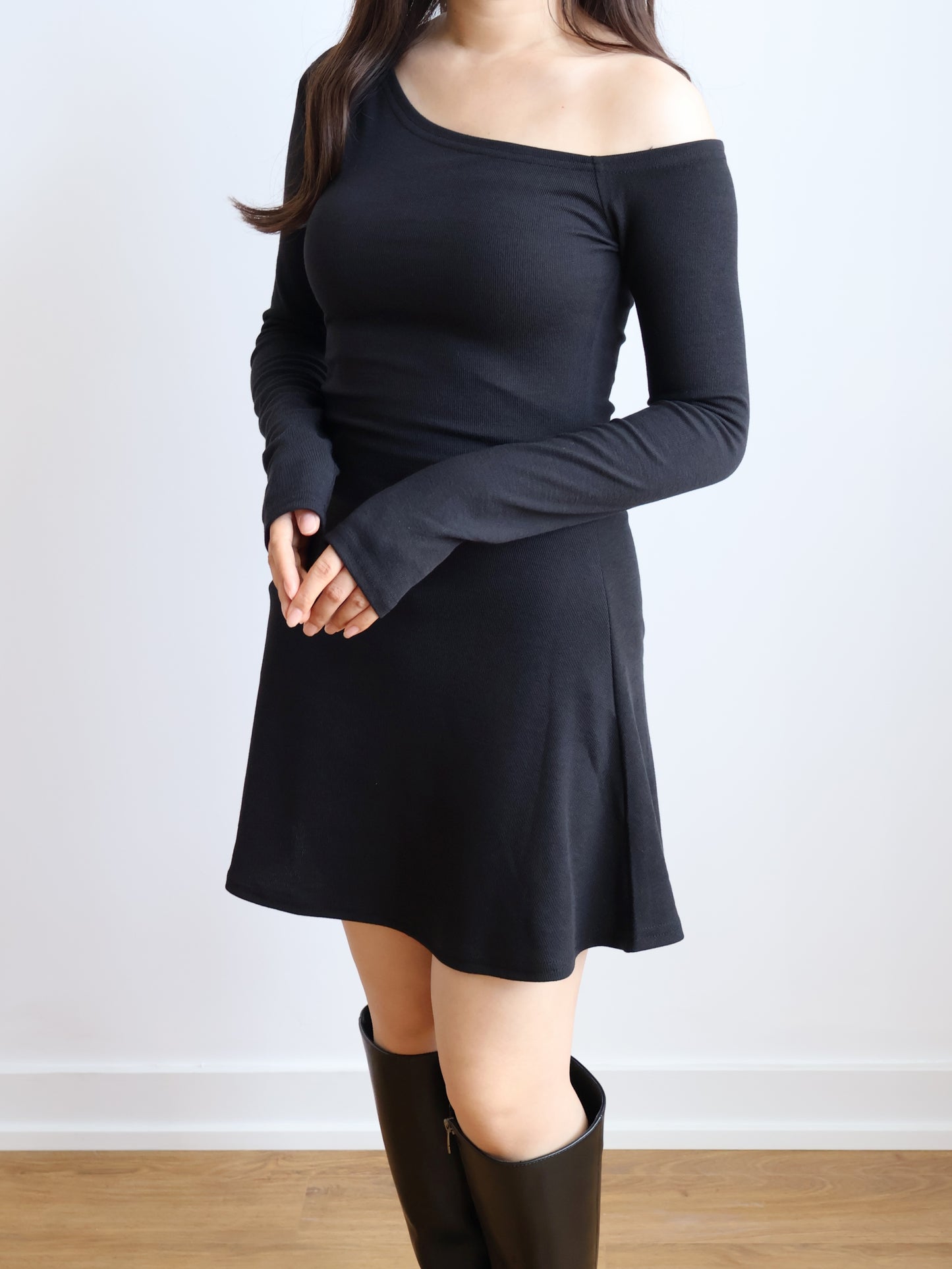 Minimalist Asymmetrical Neck Mini Dress(Black)