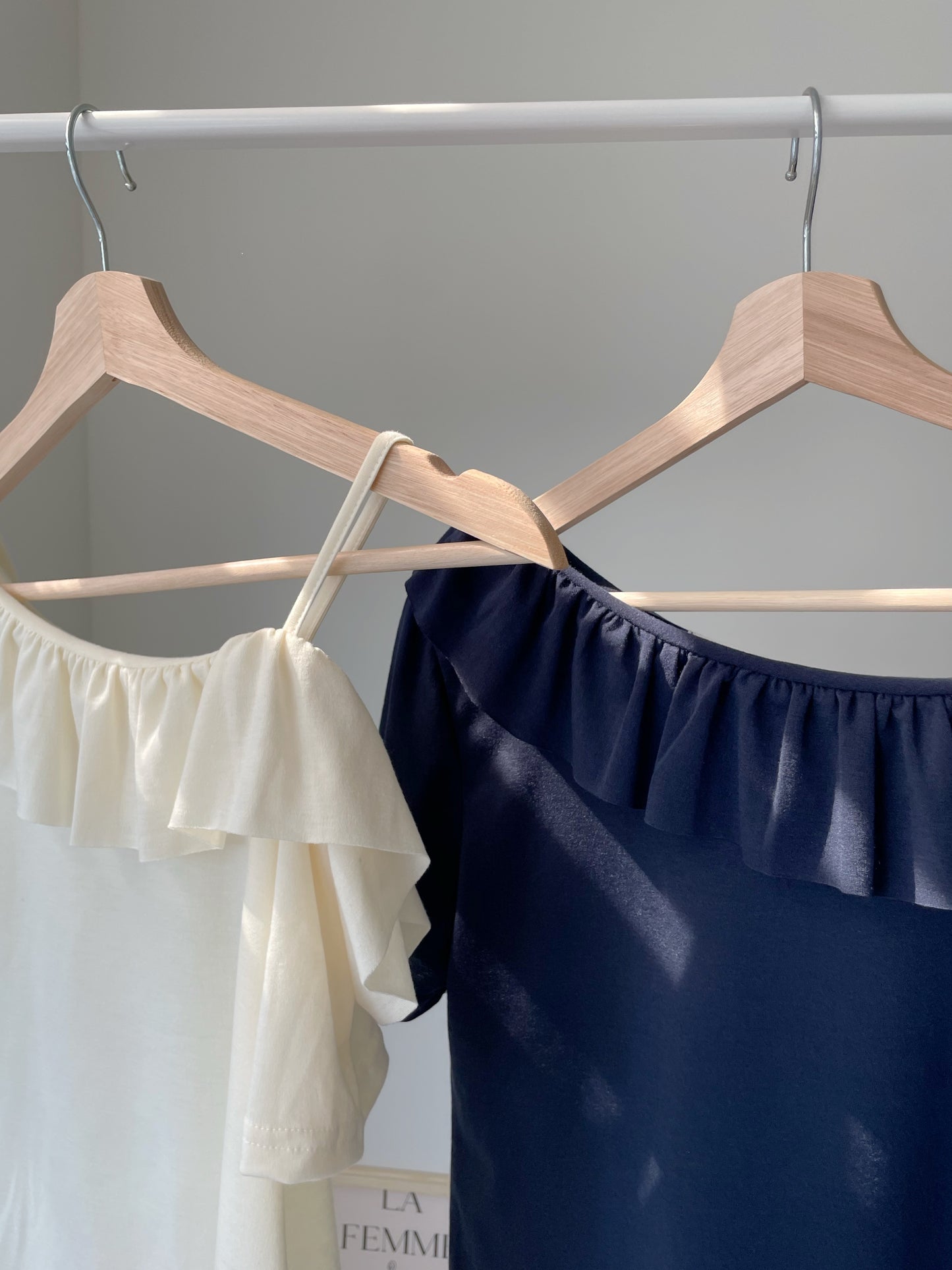 Arm-Slimming Ruffle One-Shoulder Tee(Navy)