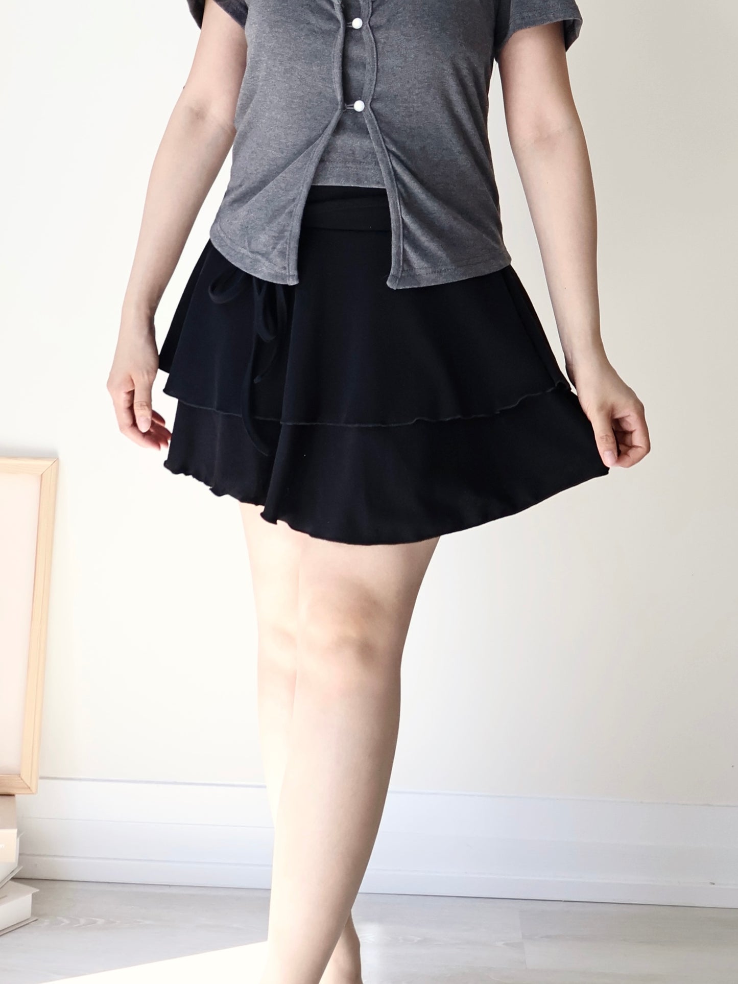 Flowy Flex-Waist Tiered A-Line Mini Skirt(Black)