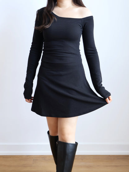 Minimalist Asymmetrical Neck Mini Dress(Black)