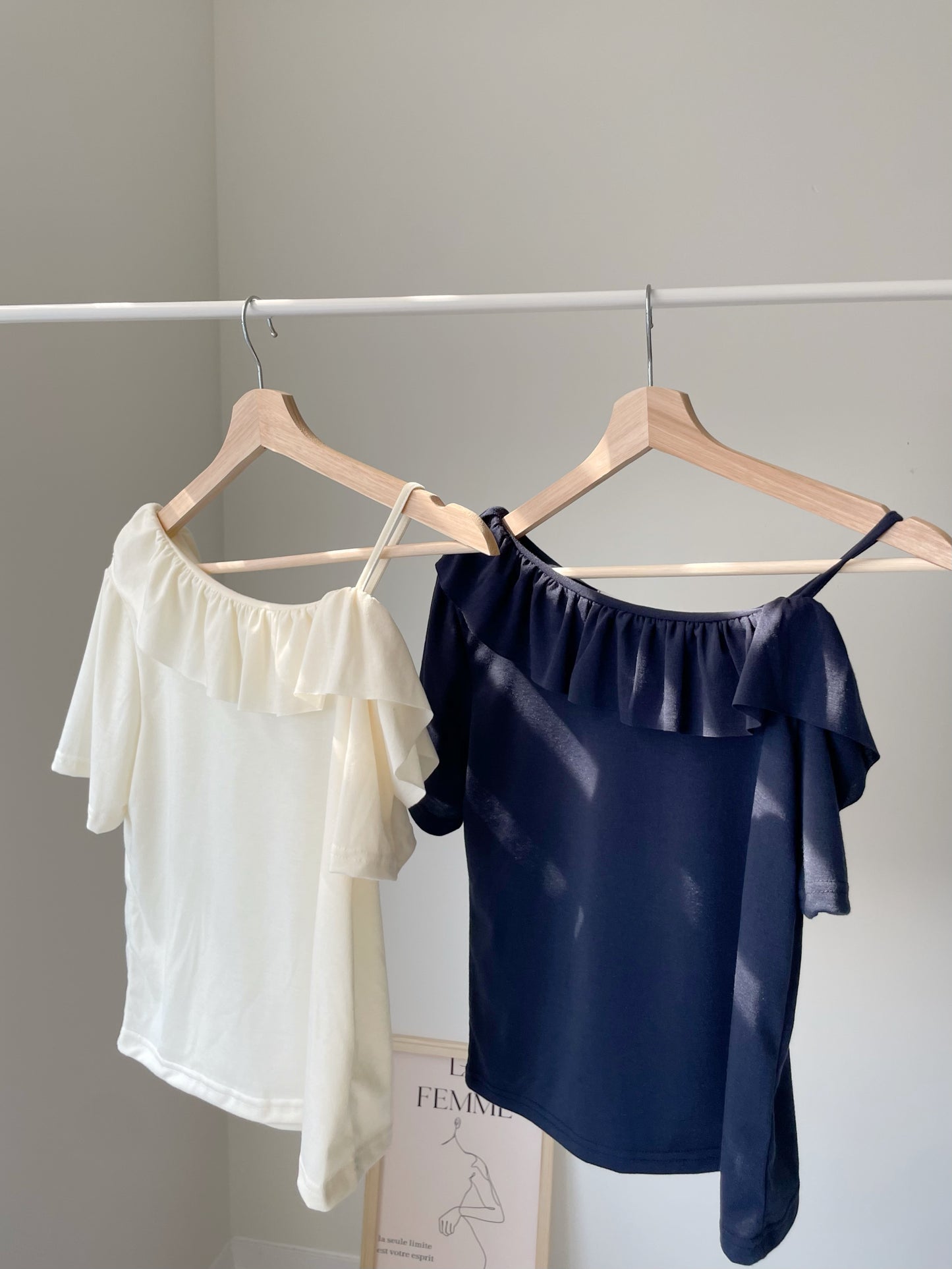Arm-Slimming Ruffle One-Shoulder Tee(Navy)