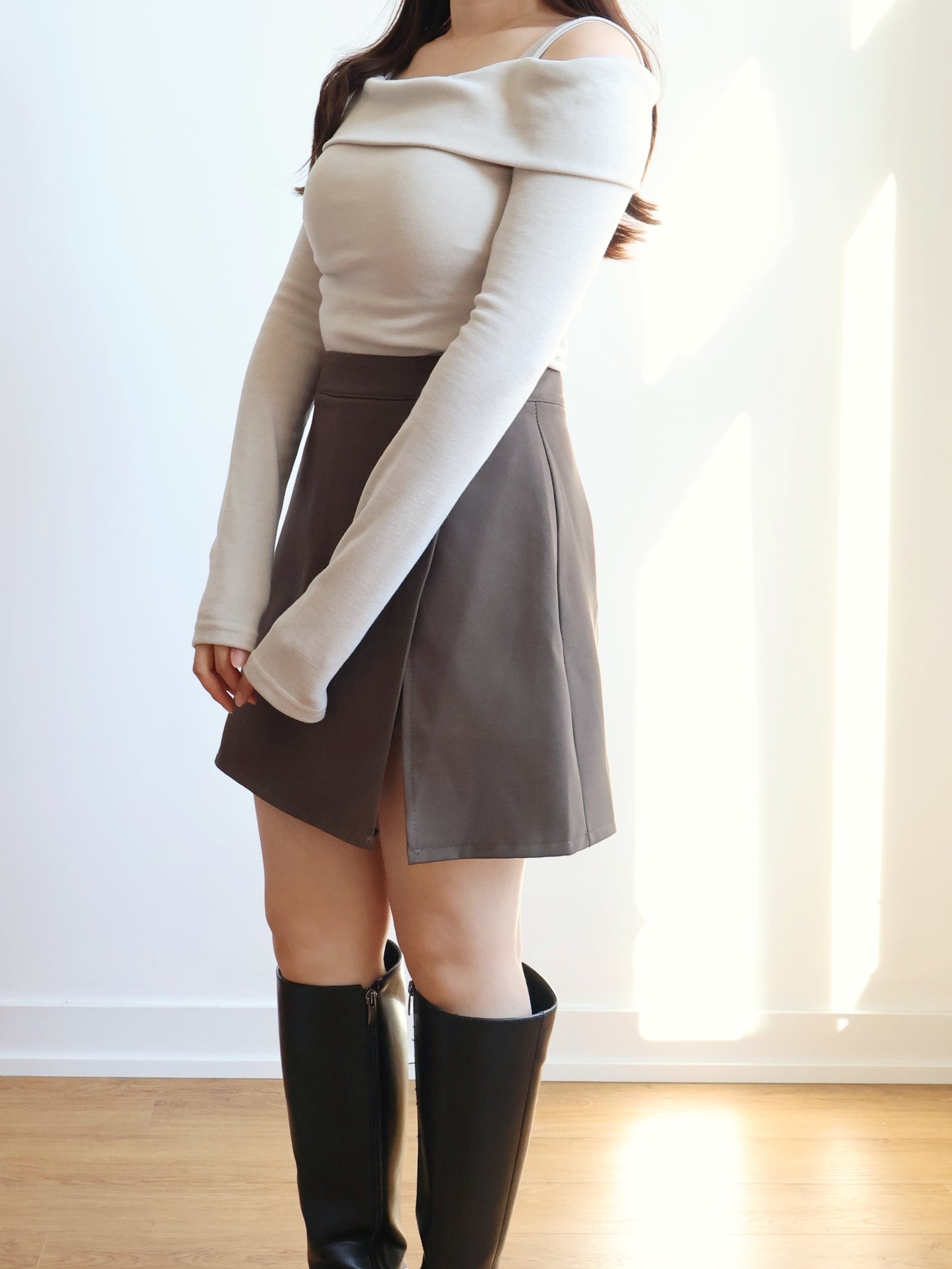 [Warm Fleece] Asymmetrical Neckline One-Shoulder Top(Beige)