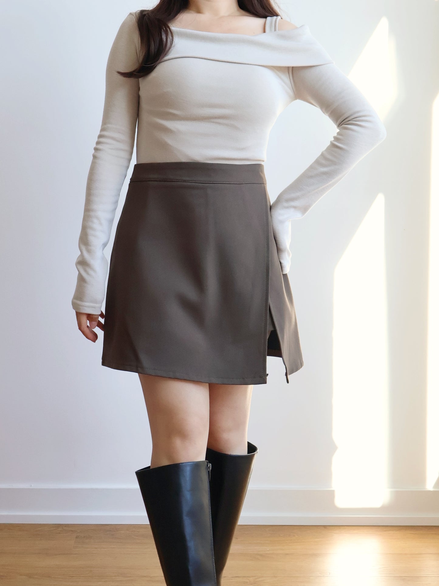 [Warm Fleece] Asymmetrical Neckline One-Shoulder Top(Beige)