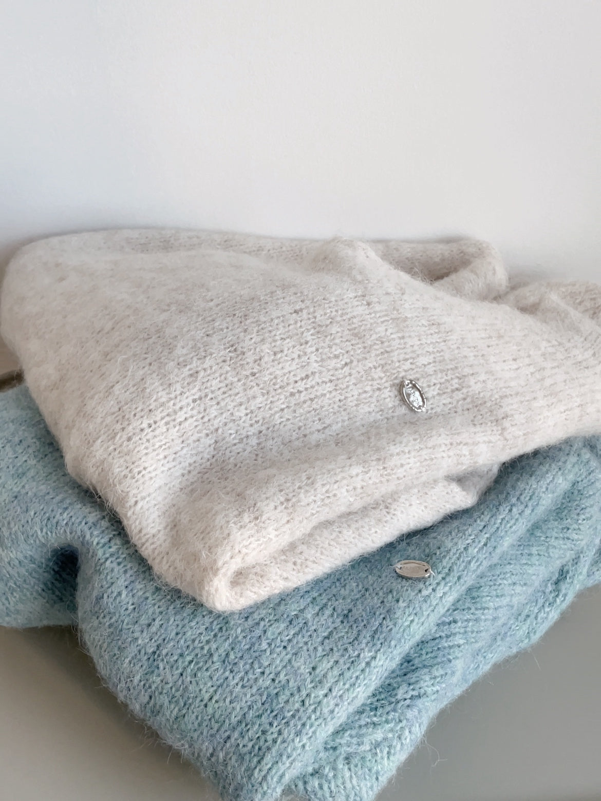 [10% WOOL] V-neck Mixed-color Mochi Sweater (Arctic Blue)