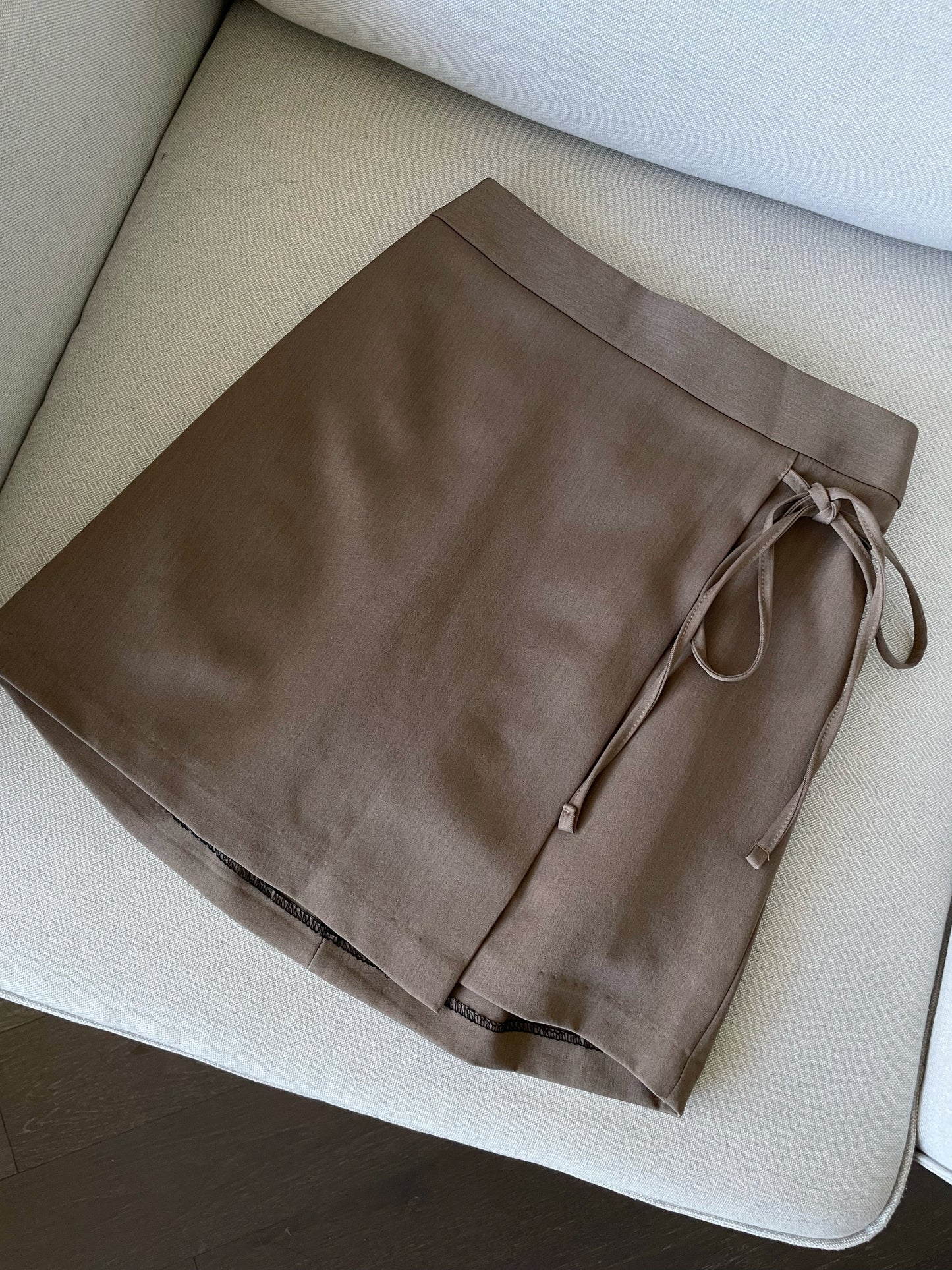 Earth-toned Overlapping Belted Mini Skirt(Brown)