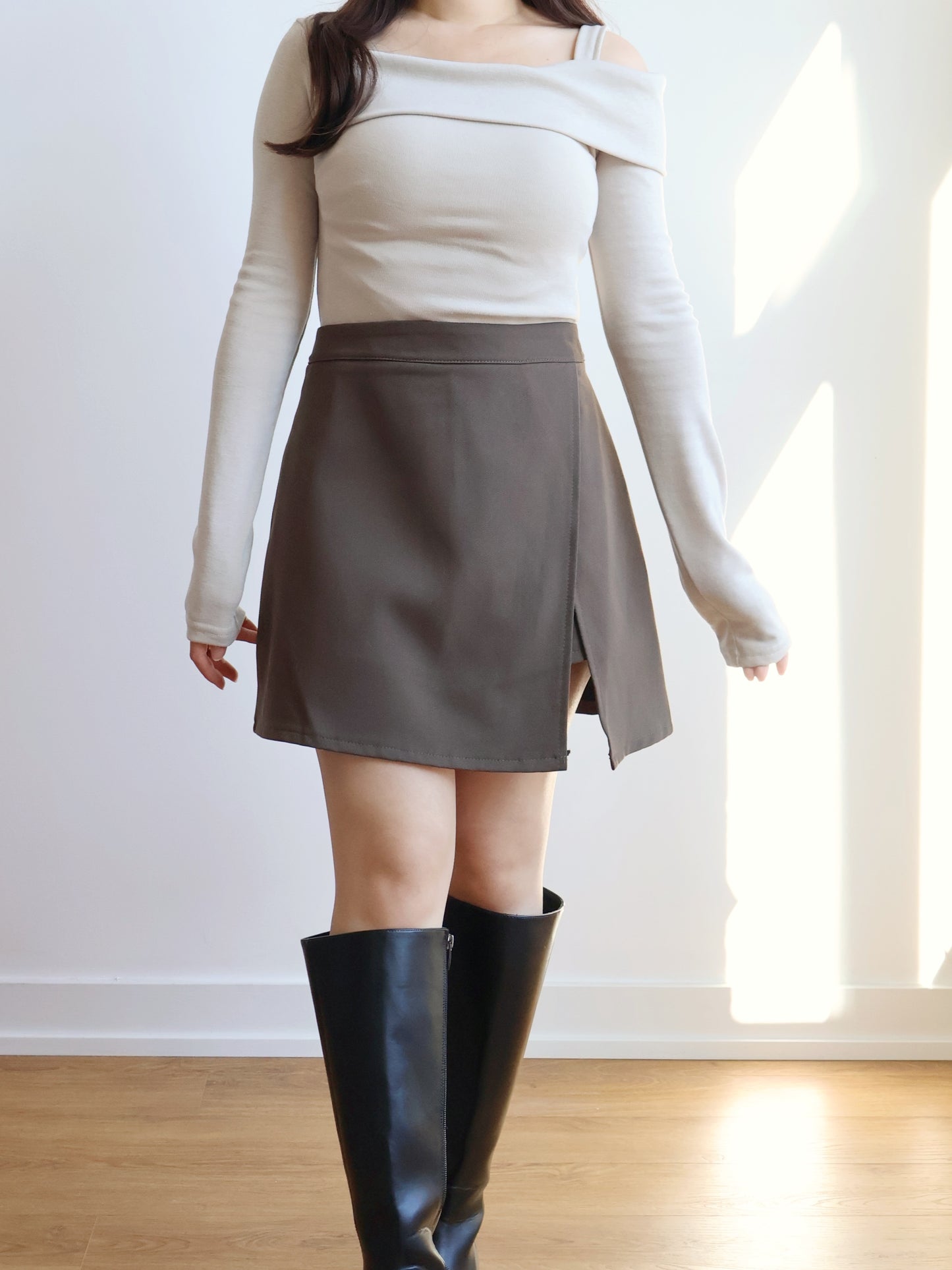 [Warm Fleece] Asymmetrical Neckline One-Shoulder Top(Beige)