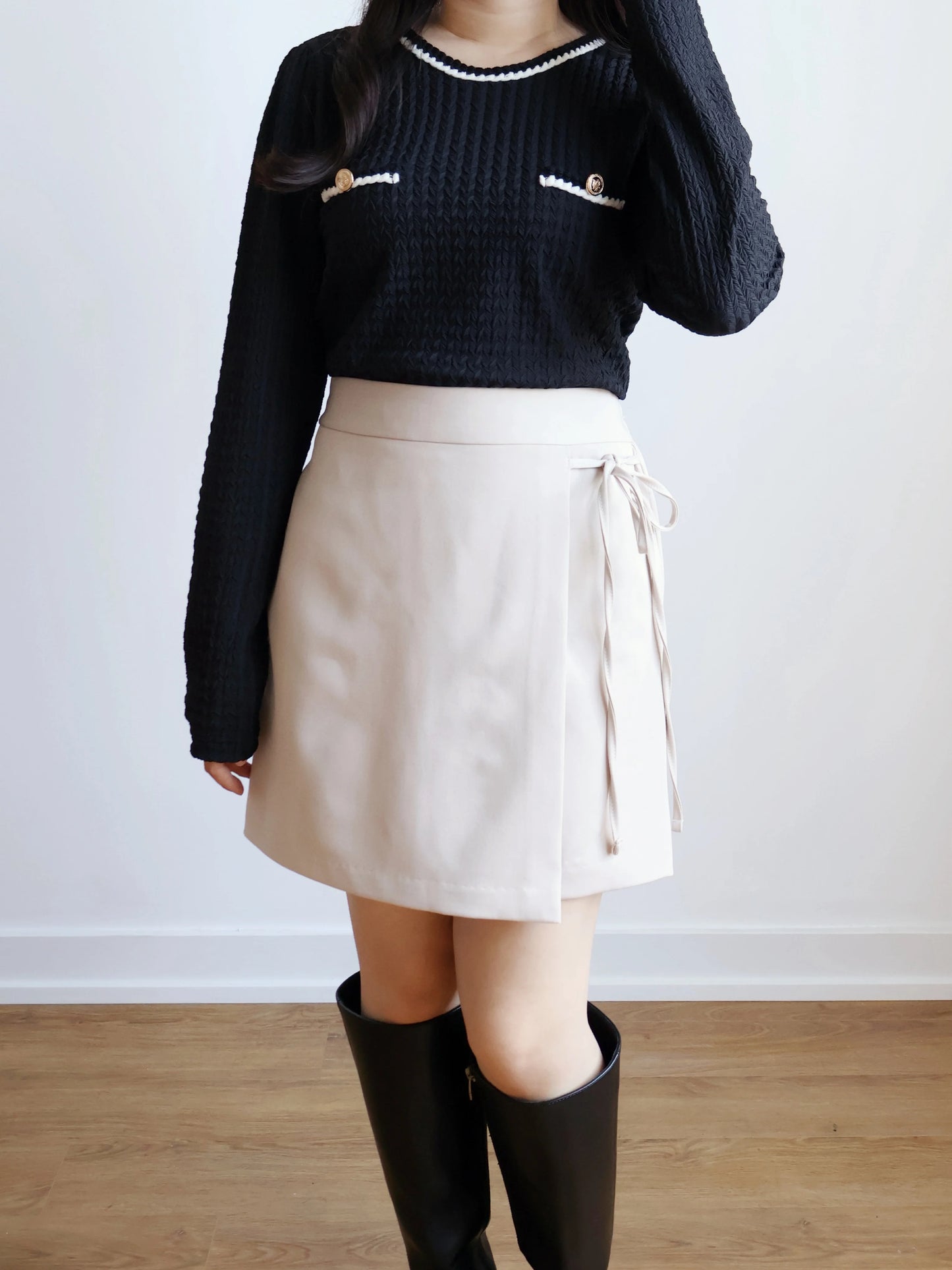 Coco Wave Pattern Embossed Button Top(Black)