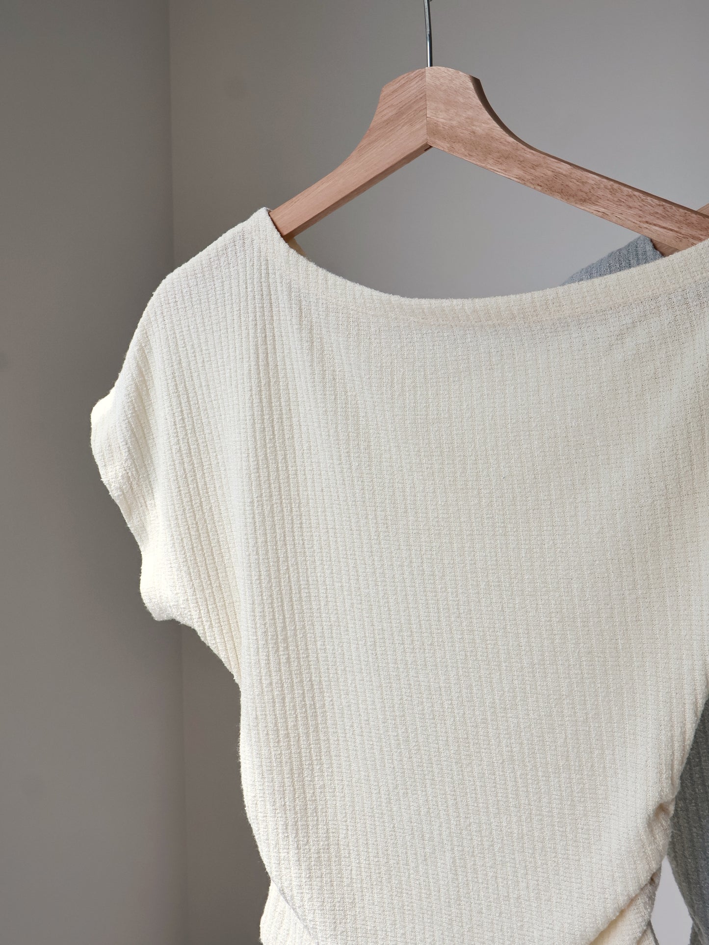 Breezy Cool-Touch Sculpted Asymmetric Top(Light Yellow)
