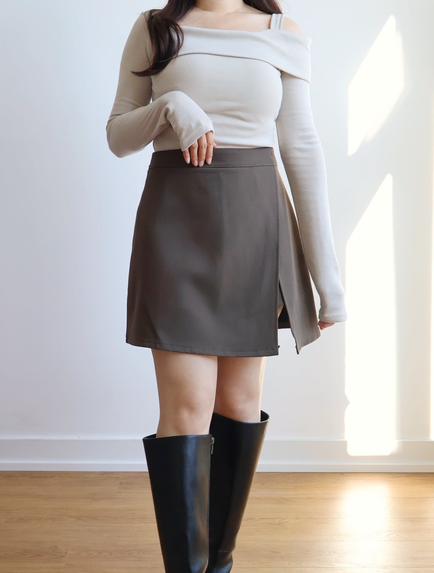 [Warm Fleece] Asymmetrical Neckline One-Shoulder Top(Beige)