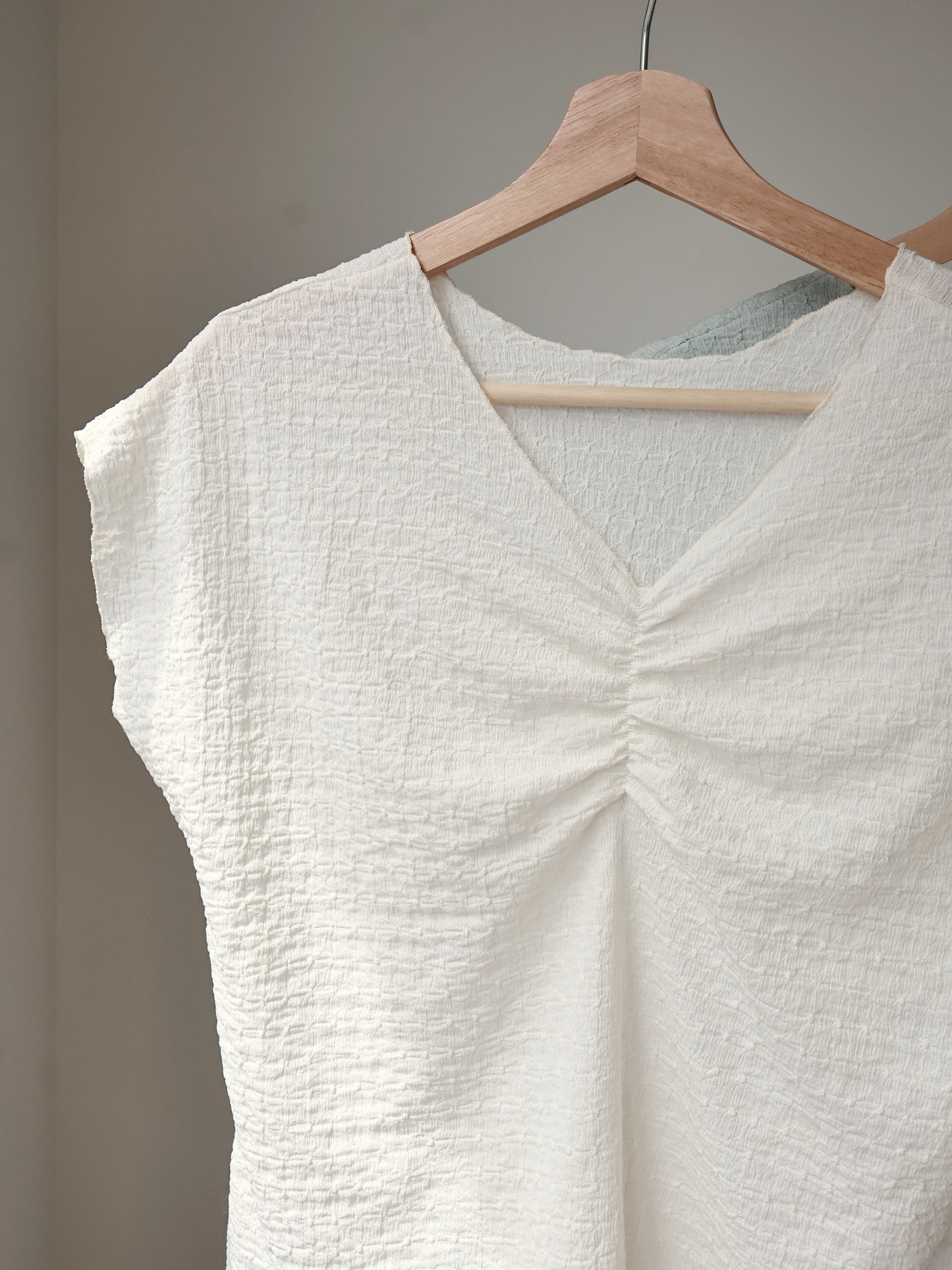 [Wrinkle-Free] V-Neck Waffle Arm-Concealing Top(Cream)