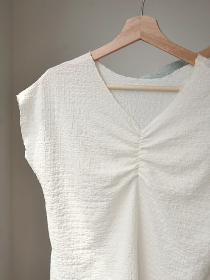[Wrinkle-Free] V-Neck Waffle Arm-Concealing Top(Cream)