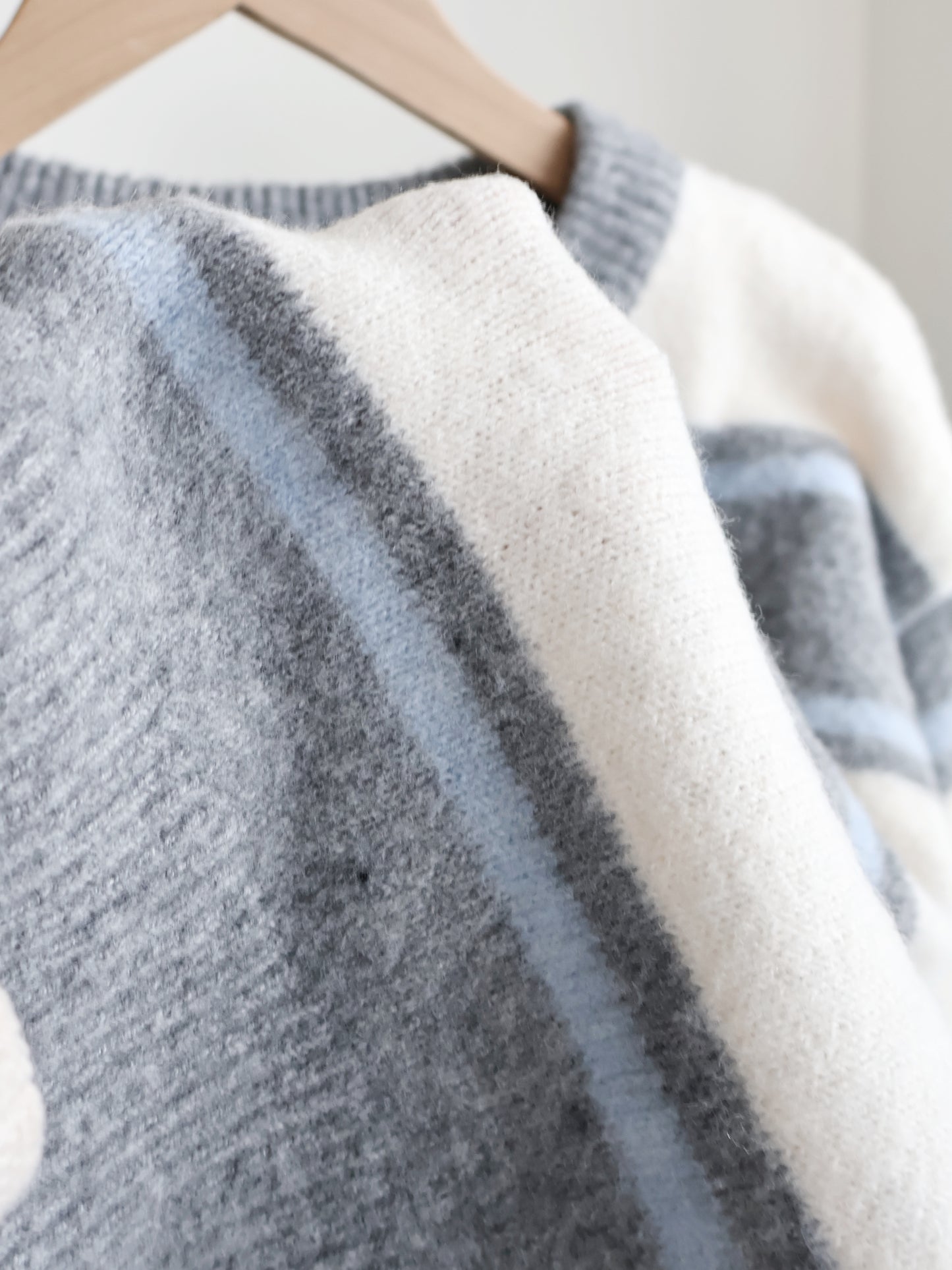 V-neck Retro Striped Sweater(Light Grey)