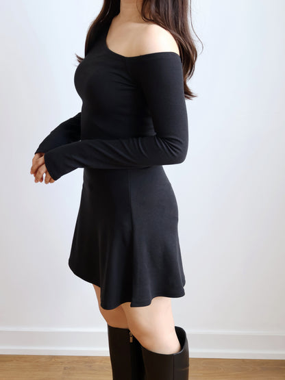 Minimalist Asymmetrical Neck Mini Dress(Black)