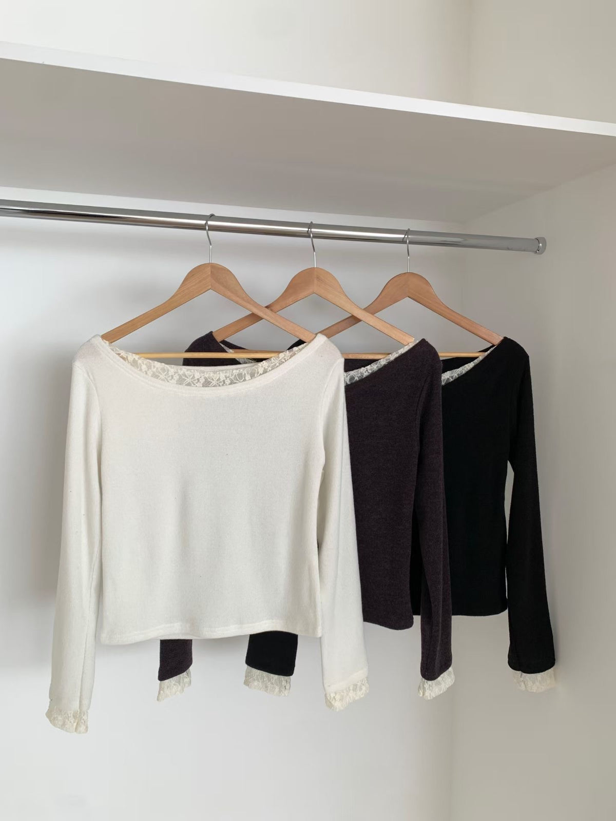 Romantic Lace-Trim Off-Shoulder Top(3 colors)