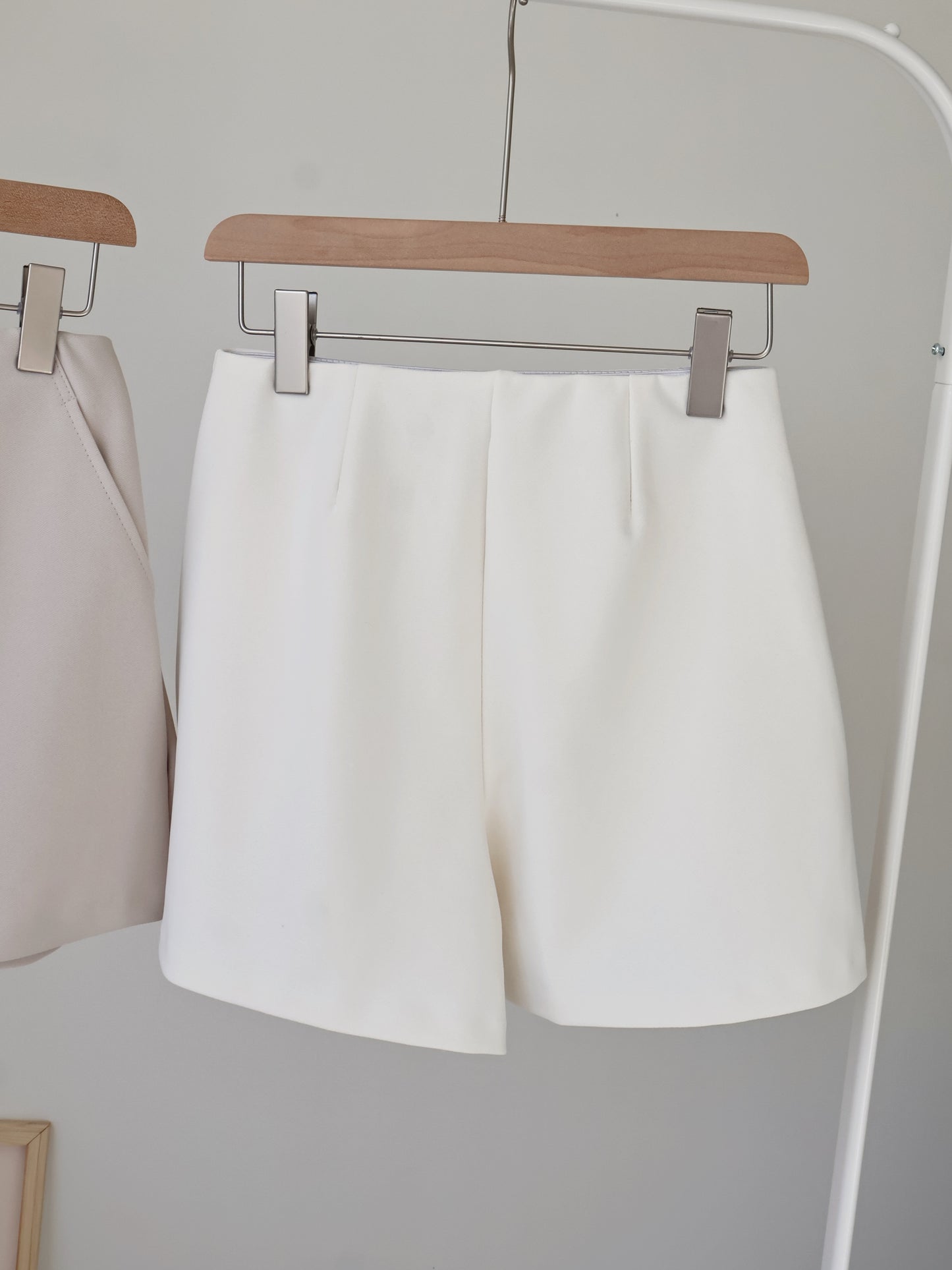 [Wrinkle-Free] Hidden Elastic Waist Tummy-Flattering A-Line Shorts(Ivory)