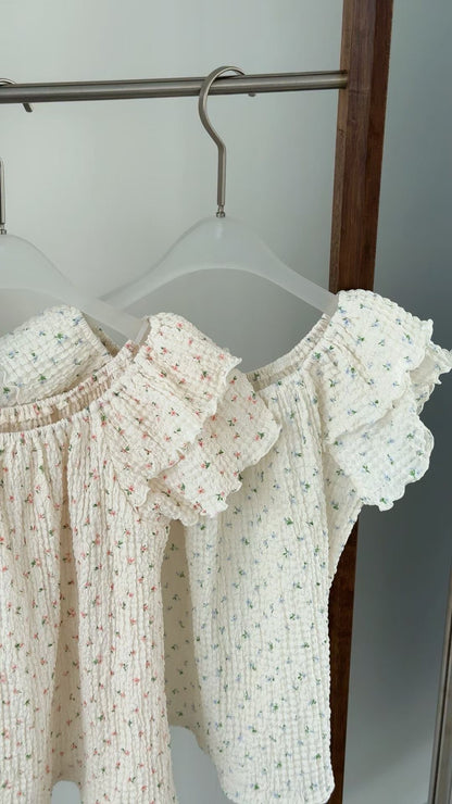 [Wrinkle-Free] 2-Way Flutter Sleeve Floral Blouse(2 Colors)