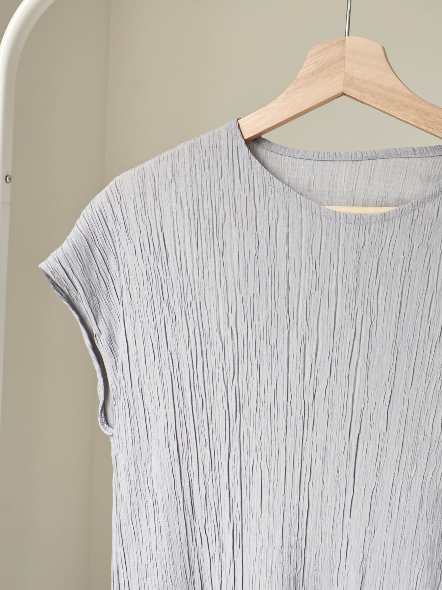 [Wrinkle-Free] Breezy Crinkled Arm-Concealing Blouse(Greyish blue)