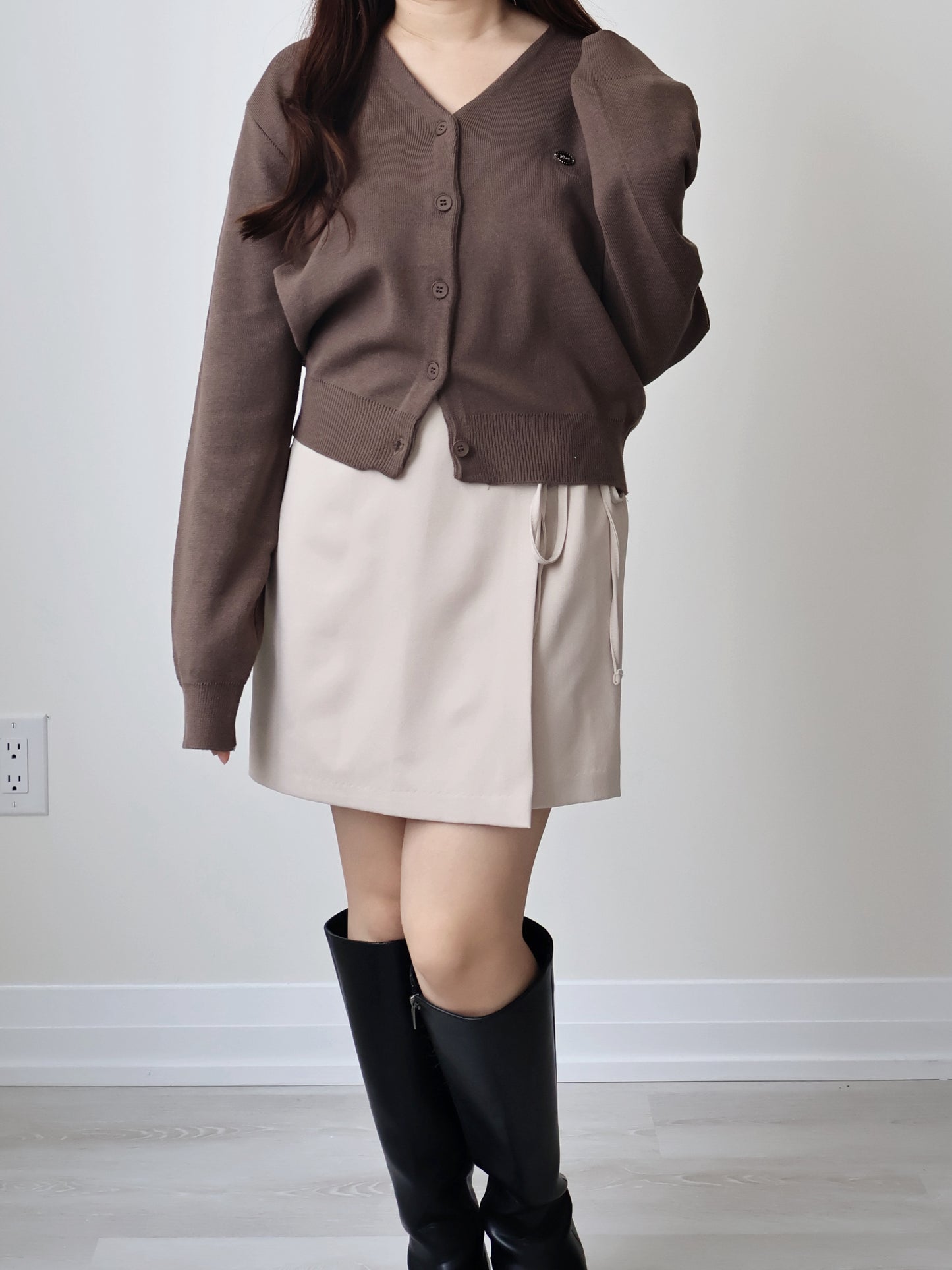 V-neck Silver Plaque Mochi Cardigan(Coffee)