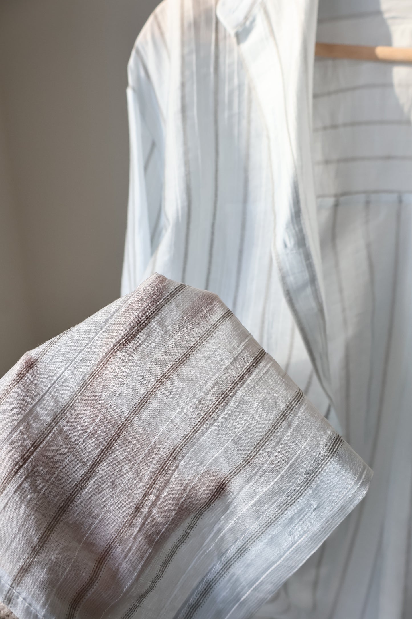 [Wrinkle-Free] Airy Sun-Protective Tencel Striped Shirt(Misty Blue)