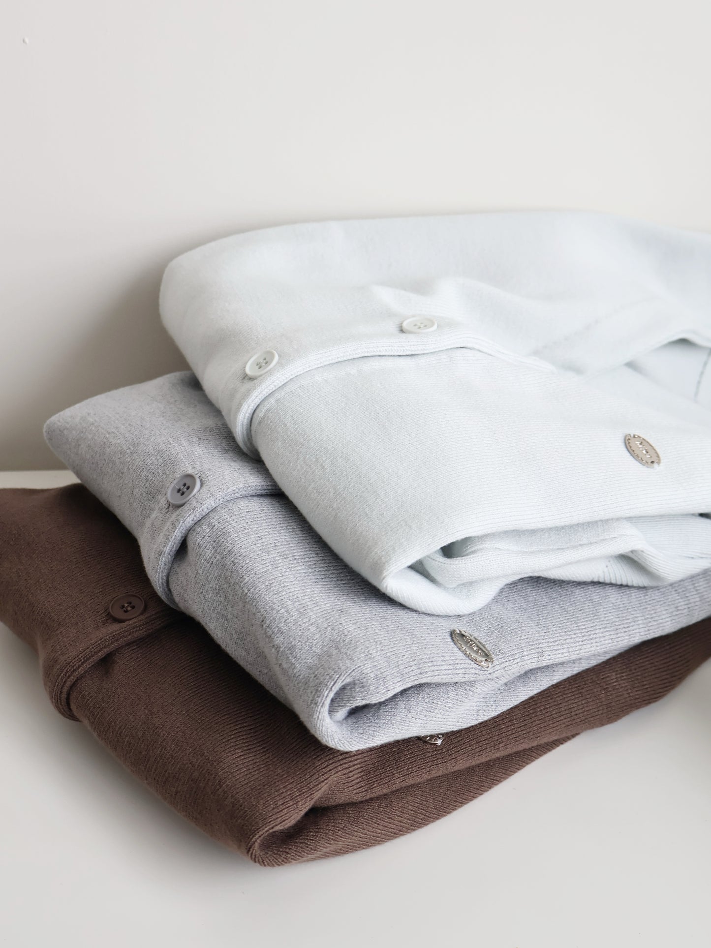 V-neck Silver Plaque Mochi Cardigan(Coffee)