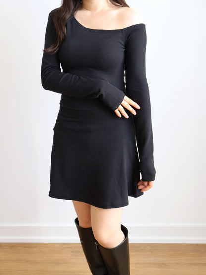 Minimalist Asymmetrical Neck Mini Dress(Black)