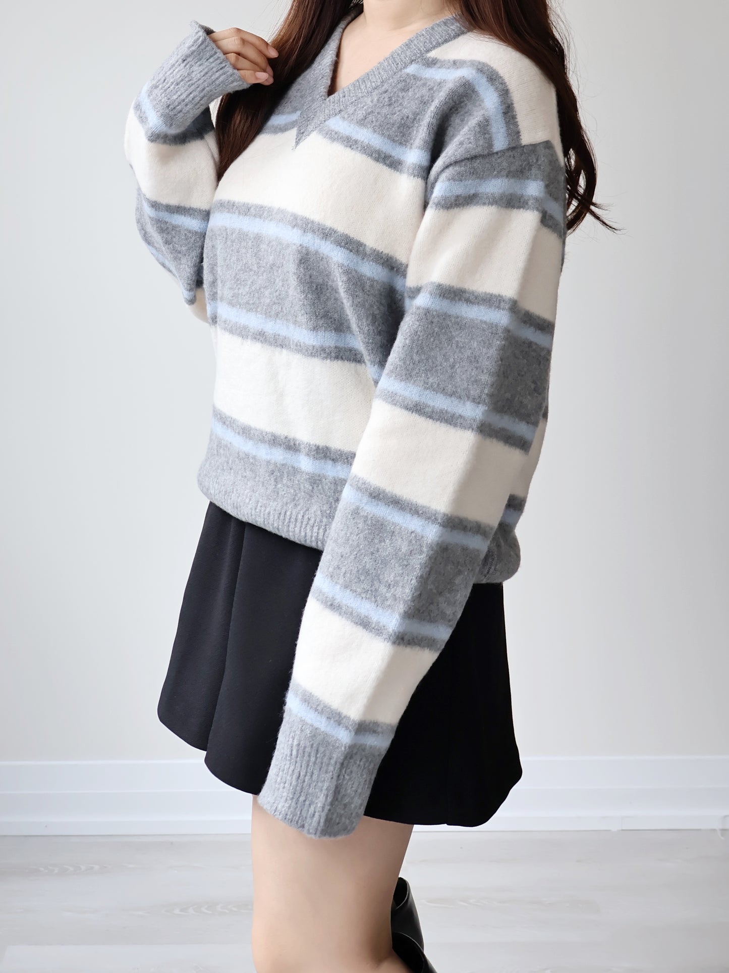 V-neck Retro Striped Sweater(Light Grey)