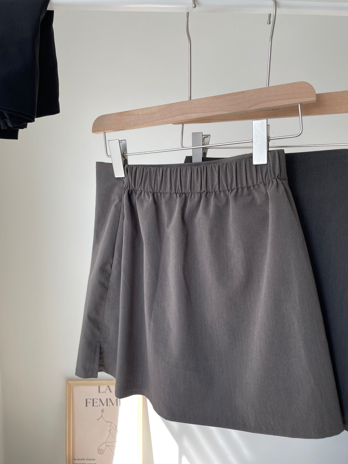 Sleek Muted Tone Side-Slit Tailored Skirt(Charcoal)