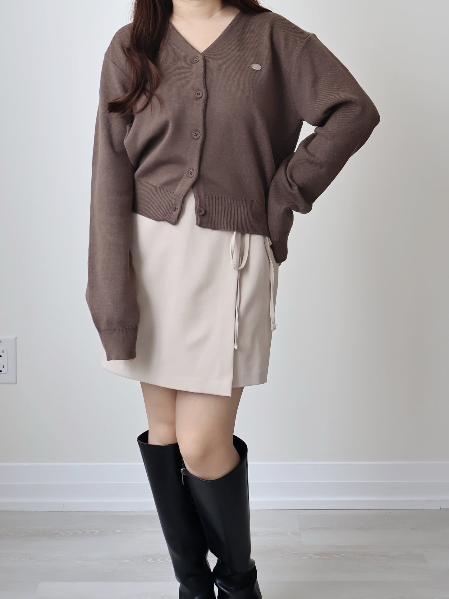 V-neck Silver Plaque Mochi Cardigan(Coffee)