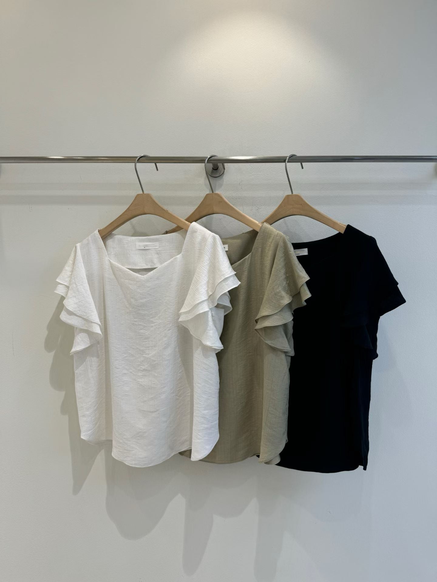 Layered Flutter-Sleeve Slimming Linen Blouse(3 colors)