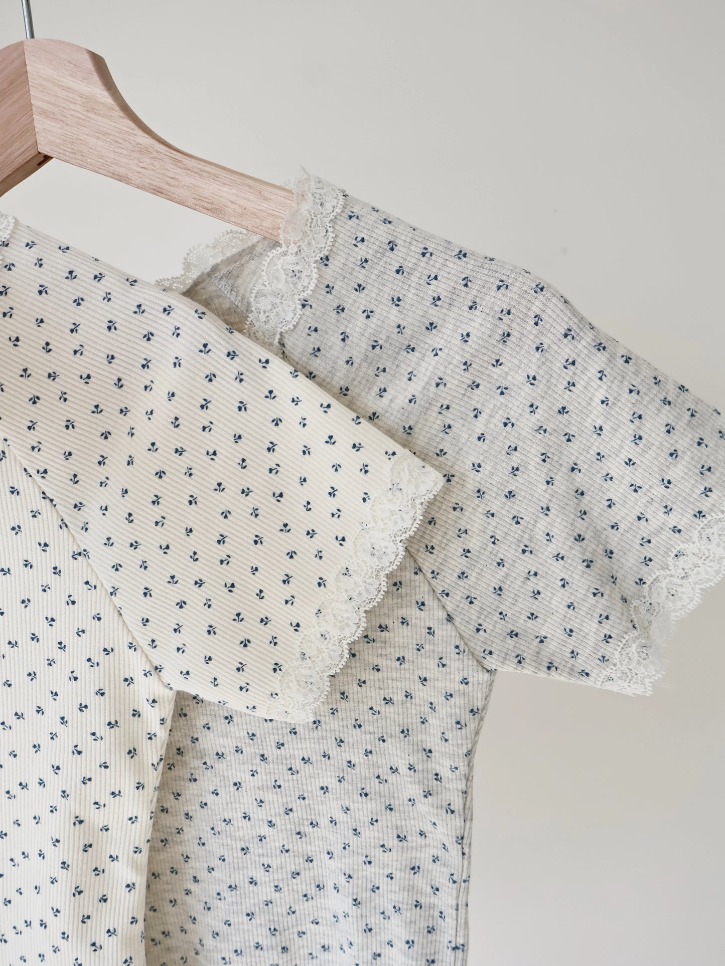 Ditsy Floral Lace-Trim Pastel Top(Cream)