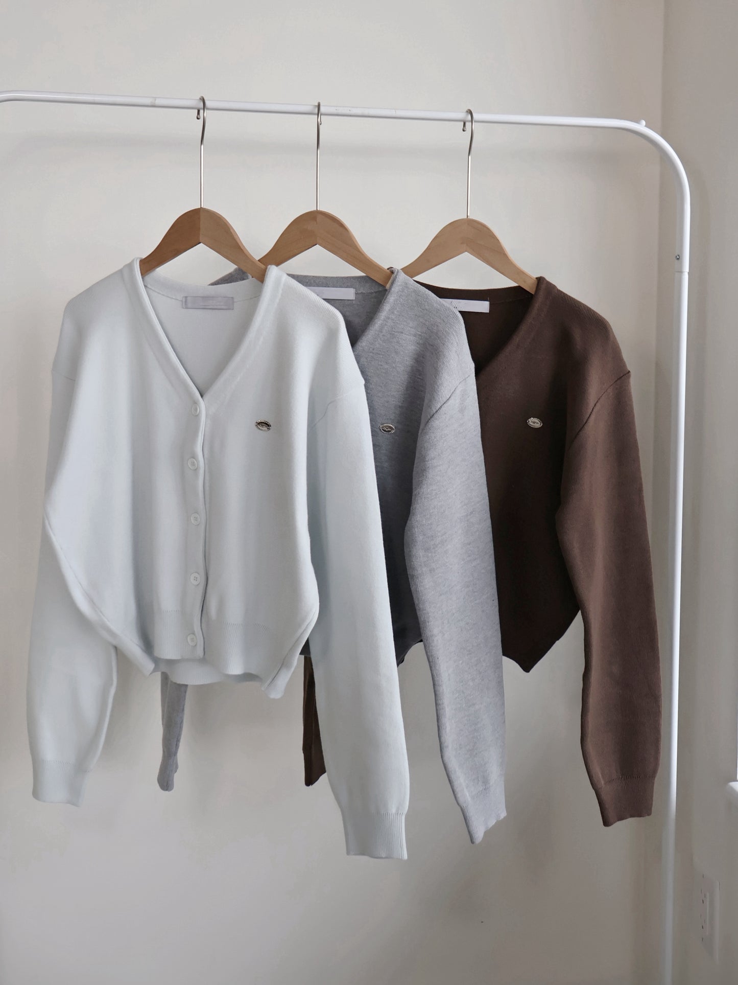 V-neck Silver Plaque Mochi Cardigan(Coffee)